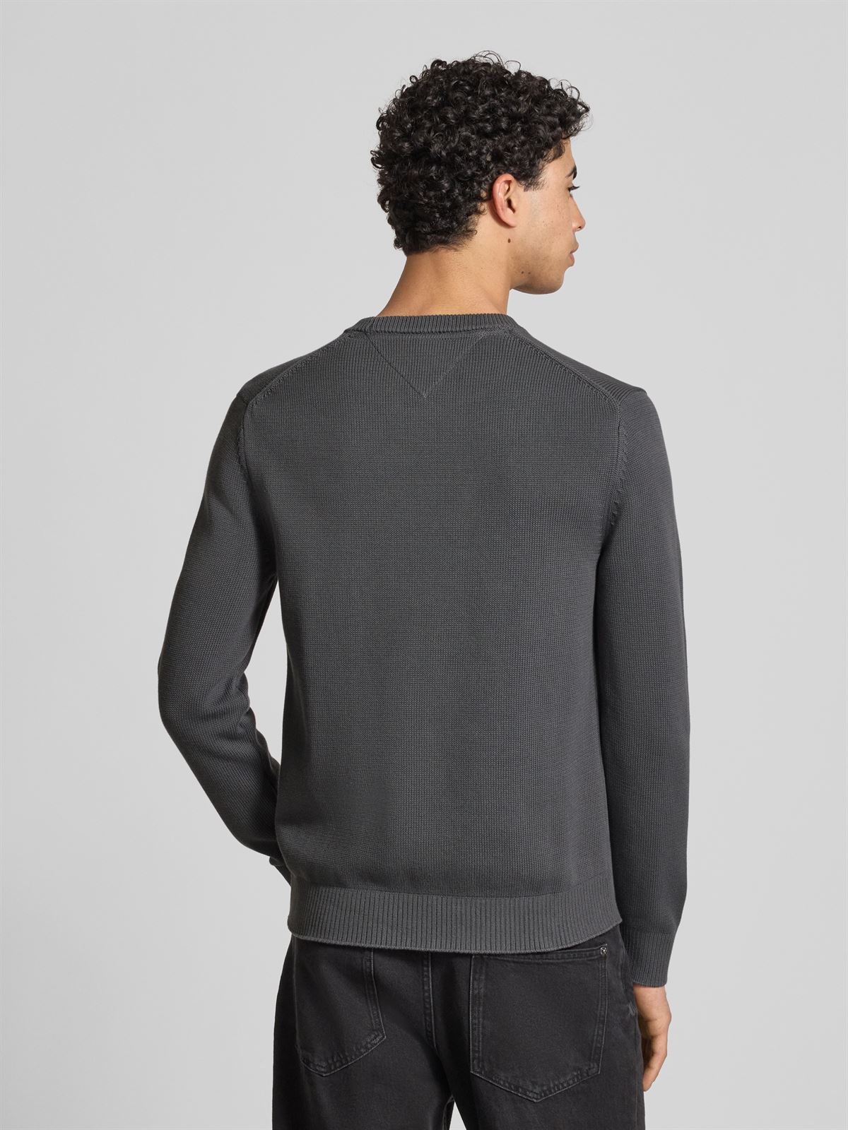 Sueter TOMMY JEANS DM0DM21787 PT2 Washed Black - Imagen 4
