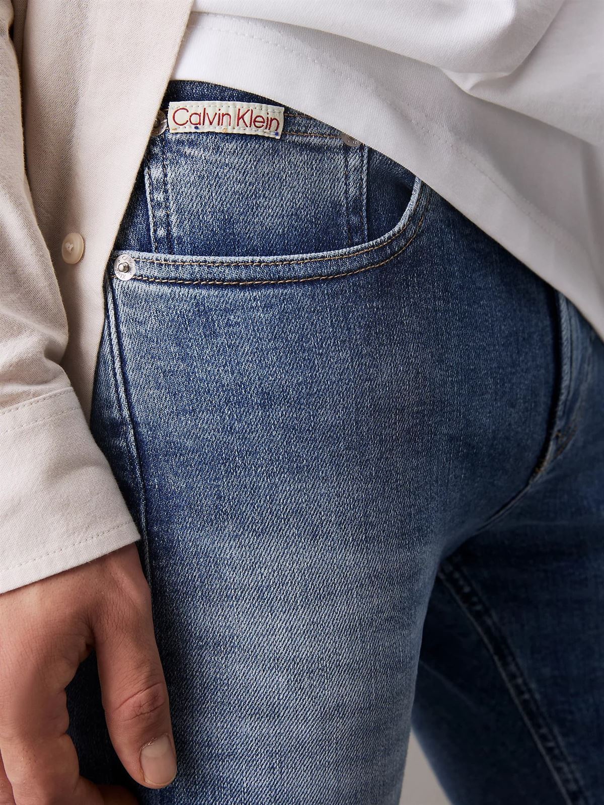 Vaquero Calvin Klein Jeans J30J326483 1AA denim light - Imagen 3