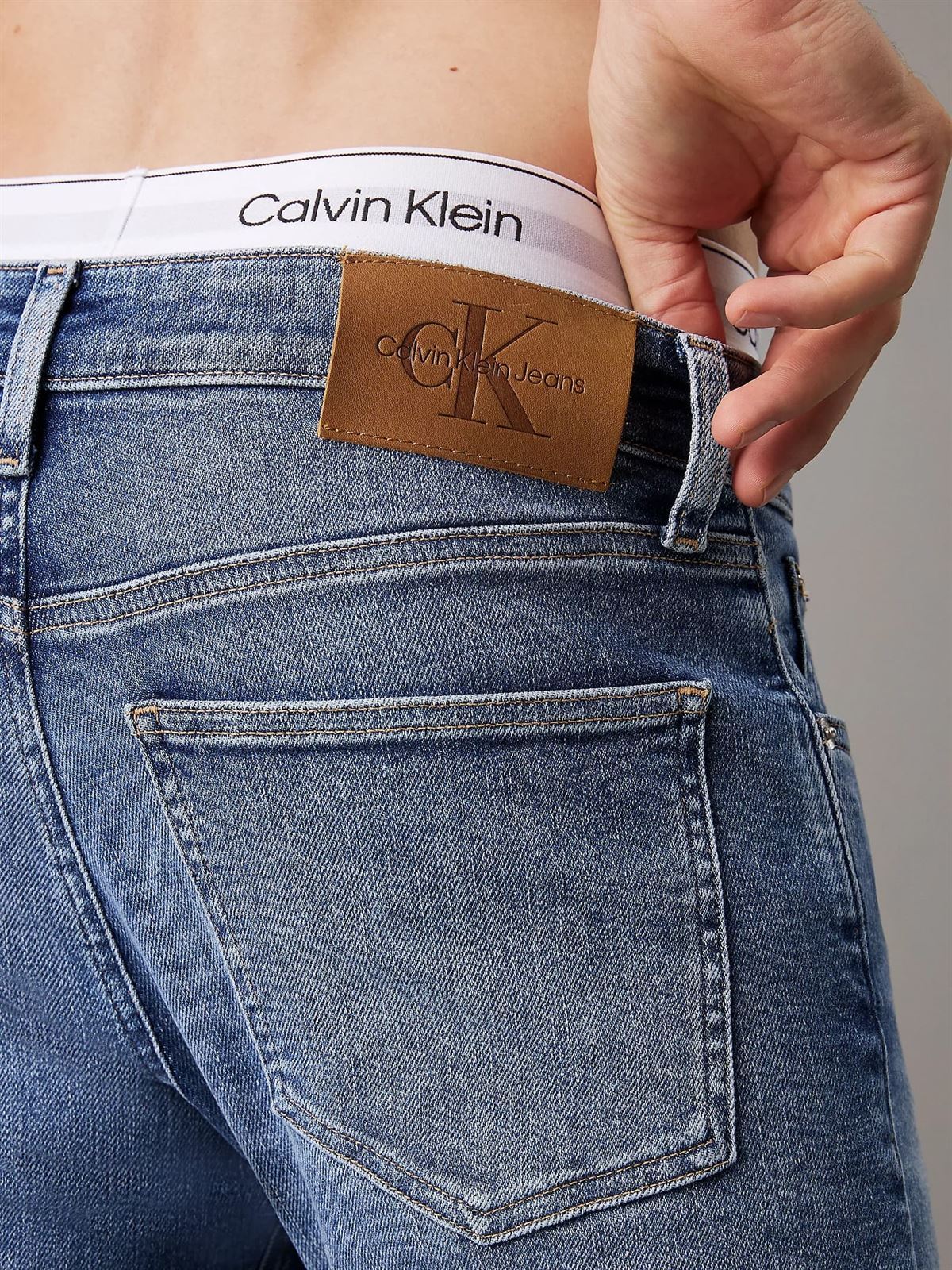 Vaquero Calvin Klein Jeans J30J326483 1AA denim light - Imagen 5