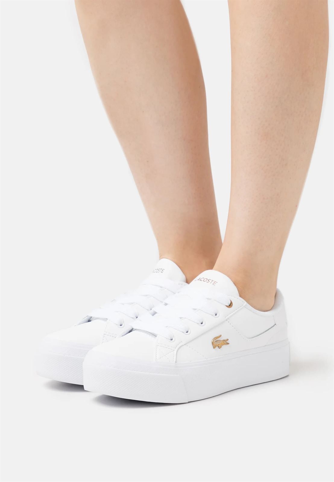 Ofertas en zapatillas Lacoste blancos de mujer online